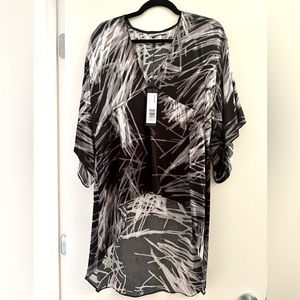 HALSTON HERITAGE, NWT
High-Low Printed Kimono Top, Black Reflection, XL